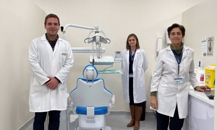Los investigadores de la CEU UCH Javier Fernández Aguilar, Mar Jovani e Isabel Guillén, autores del estudio sobre ansiedad y consumo de analgésicos en extracciones dentales.