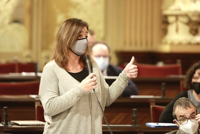 La presidenta del Govern, Francina Armengol, durante el pleno.