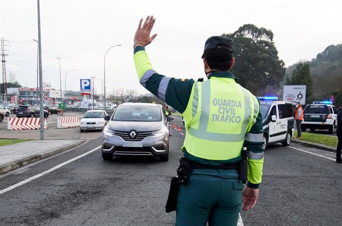 Un agente de la Guardia Civil le da el alto a un conductor de un vehículo durante un control efectuado en Laredo.