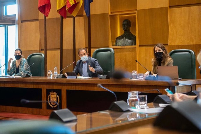 El  consejero municipal de Acción  Social del Ayuntamiento de Zaragoza, Ángel Lorén, en la Comision Extraordinaria de Presupuestos