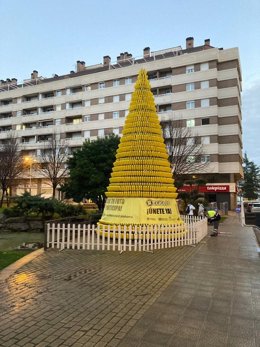 RECICLOS anima a los vecinos de Calahorra a seguir reciclando con un árbol de Navidad hecho con latas y botellas de plástico