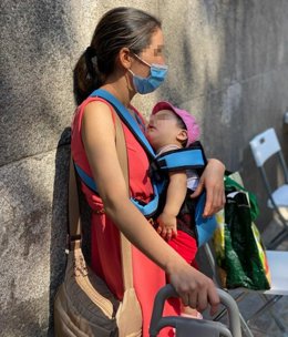 Una madre con su hijo en la calle.