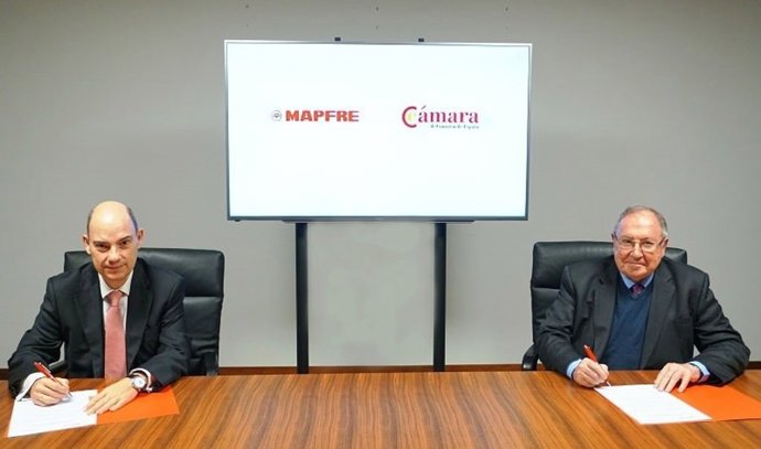 El vicepresidente de Mapfre y CEO de Iberia, José Manuel Inchausti (izq), y el presidente de la Cámara de España, José Luis Bonet.