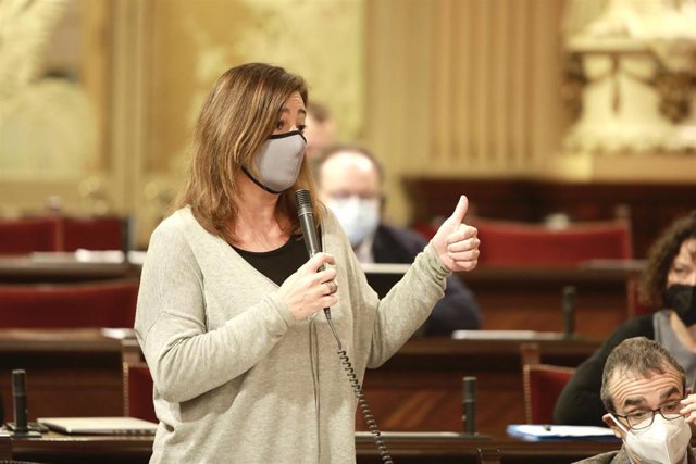 La presidenta del Govern, Francina Armengol, durante el pleno.
