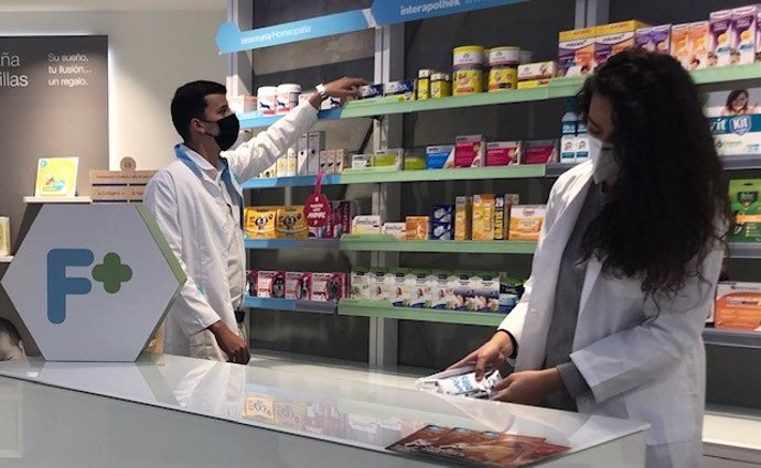 Imagen de dos trabajadores en una farmacia. Grupo Hefame y Valora Prevención alcanzan un acuerdo para proteger la seguridad y la salud de sus trabajadores