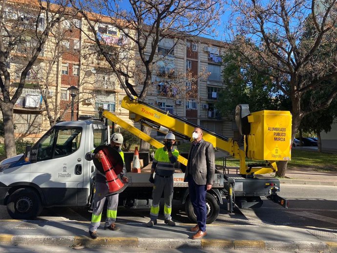 Guillen durante la instalación de nuevas liminarias en le Barrio de la Paz