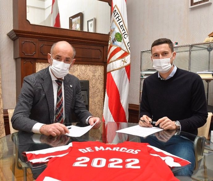El presidente del Athletic Club, Aitor Elizegi, con el jugador Oscar De Marcos, que renueva con el club hasta el 30 de junio de 2022