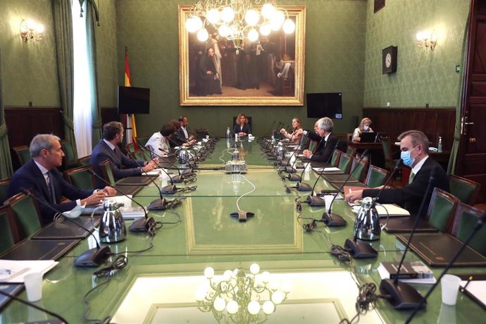 La presidenta del Congreso de los Diputados, Meritxell Batet (c), preside una reunión de la Mesa del Congreso, celebrada este martes en Madrid (España), a 19 de mayo de 2020.