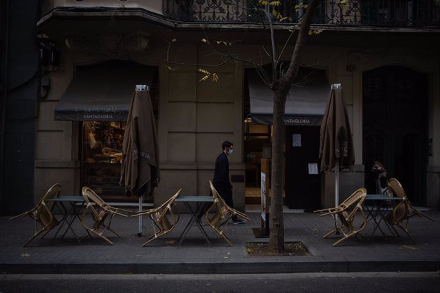 Cadires buides a la terrassa d'un carrer cèntric de Barcelona.