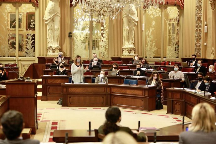 La presidenta del Govern, Francina Armengol, interviene en el pleno del Parlament.