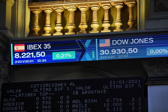 Valores económicos en uno de los paneles del Palacio de la Bolsa de Madrid un día después de la toma de posesión de Joe Biden como presidente de EEUU, en Madrid (España) a 21 de enero de 2021. El Ibex 35 experimentaba un alza del 0,13% en la media sesió