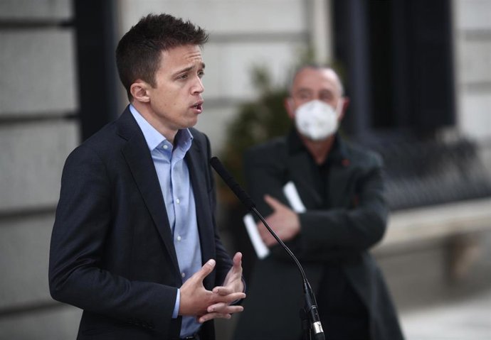 El portavoz de Más País-Equo en el Congreso, Íñigo Errejón, responde en una rueda de prensa convocada en las inmediaciones del Congreso de los Diputados, en Madrid, (España), a 28 de enero de 2021. El portavoz ha anunciado este jueves que su formación v