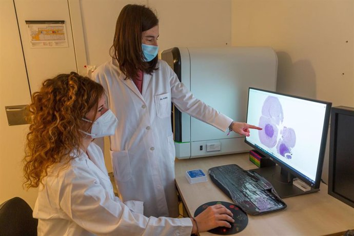 Dos investigadoras del laboratorio de tumores sólidos pediátricos del Cima y la Clínica Universidad de Navarra
