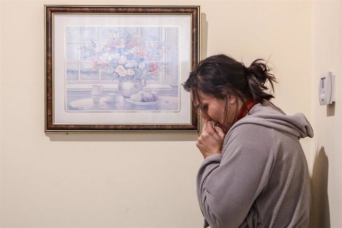 Un mujer actúa durante la simulación de un caso de violencia de género en un ejercicio de formación impartido por la Policía Municipal de Madrid que simula un caso de violencia de género y violencia familiar