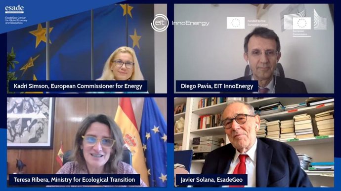 La comisaria de energía de la UE, Kadri Simson ; la ministra de Transición Ecológica y Reto Demográfico, Teresa Ribera; el presidente de EsadeGeo, Javier Solana y el presidente de EIT InnoEnergy, Diego Pavía.