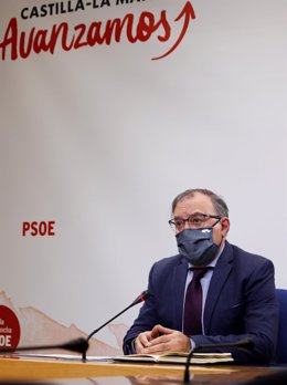 El diputado del PSOE Fernano Mora en rueda de prensa.