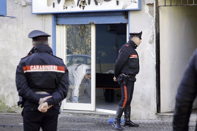 Policía italiana investiga un crimen de la mafia.