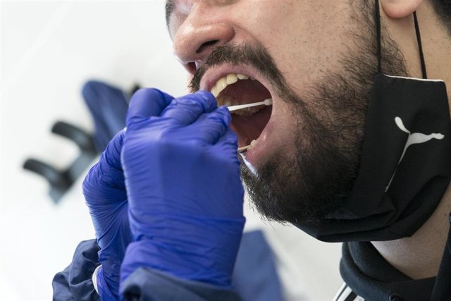 Un sanitario realiza una prueba PCR a un paciente