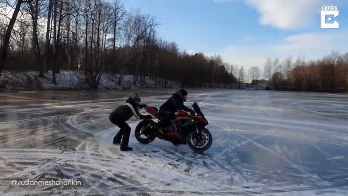 Un río congelado en Rusia se convierte en pista de carreras y piruetas para un grupo de motociclistas en busca de adrenalina