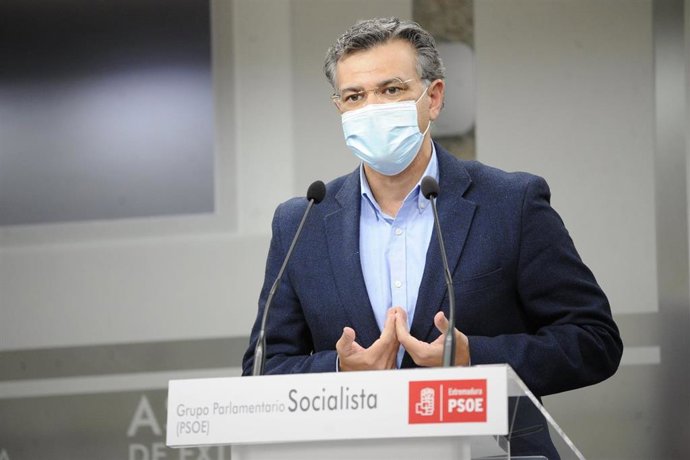 El portavoz de Empleo del PSOE, Juan Antonio González, en rueda de prensa