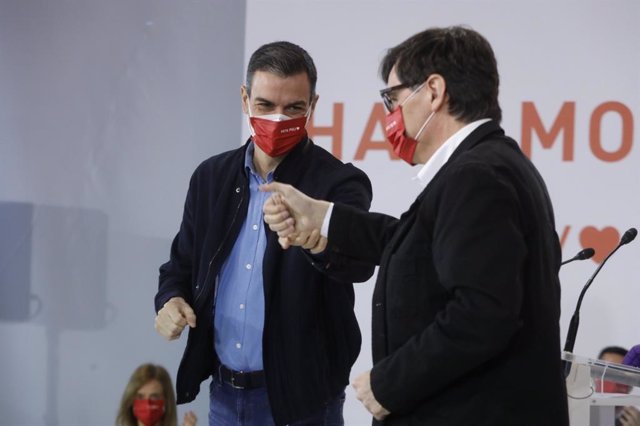 El president del Govern espanyol, Pedro Sánchez, al costat del candidat del PSC a les eleccions, Salvador Illa