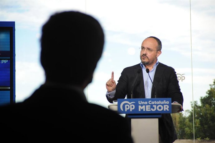 El candidato del PP a las elecciones catalanas del 14F, Alejandro Fernández interviene durante un acto de campaña con alcaldes en Badalona, Barcelona, Cataluña (España), a 31 de enero de 2021.