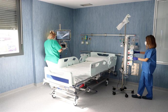 Uno de los nuevos boxes de la UCI del Hospital Universitario Juan Ramón Jiménez de Huelva.