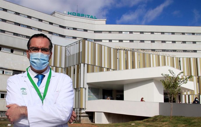 Luis de la Cruz, jefe de servicio de Oncología del Hospital Universitario Virgen Macarena
