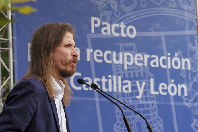 El portavoz de Podemos en las Cortes de Castilla y León, Pablo Fernández, durante su intervención tras la firma del Pacto por la Recuperación Económica, el Empleo y la Cohesión Social en Castilla y León.