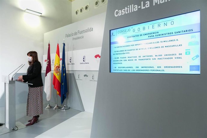La portavoz del Gobierno de C-LM, Blanca Fernández, en rueda de prensa.