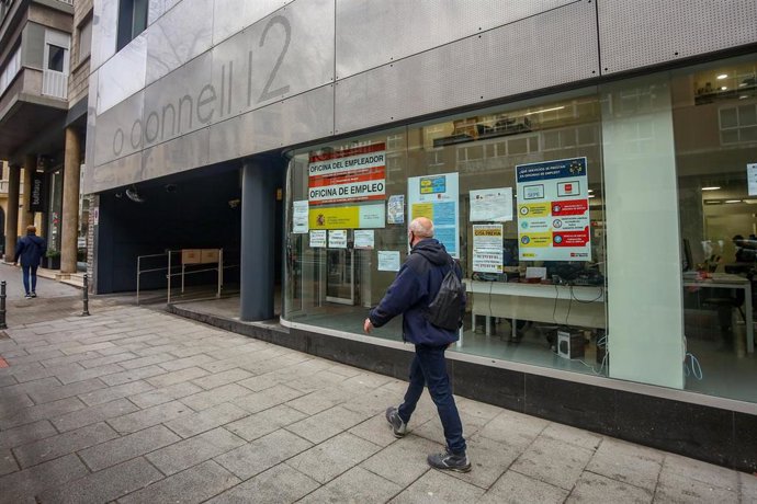 Una persona pasa por delante de una Oficina de Empleo, en una foto de archivo