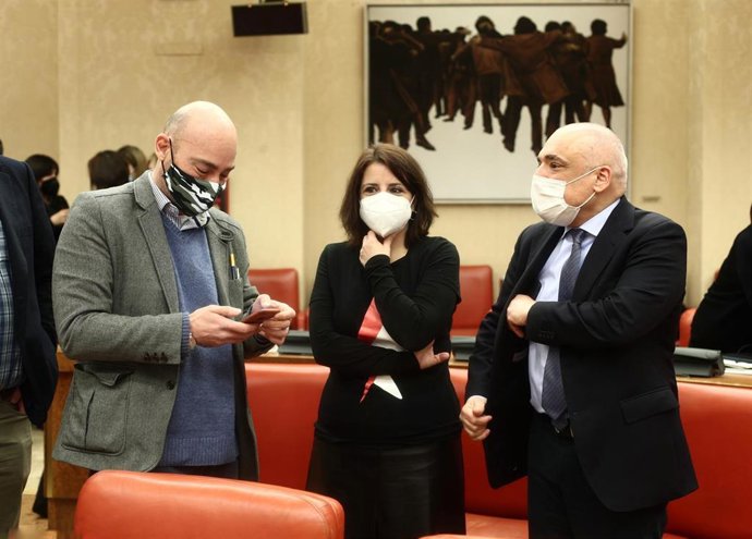 (I-D) El diputado de Unidas Podemos, Txema Guijarro,  la portavoz parlamentaria del PSOE, Adriana Lastra y el secretario general del Grupo Socialista en el Congreso, Rafael Simancas, en el Congreso