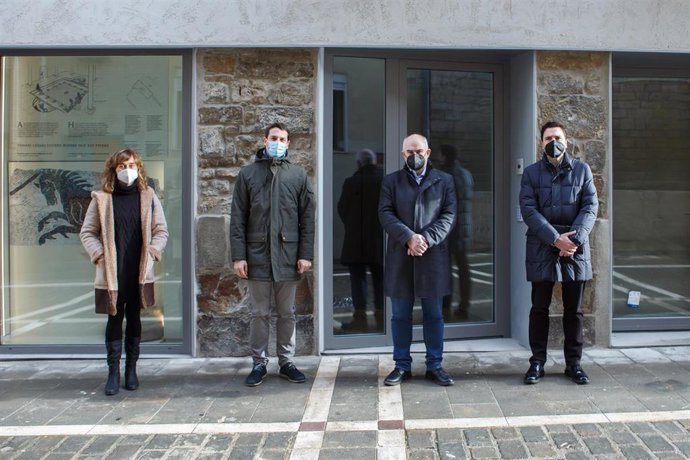 La arquitecta técnica, Amaya Urtasun, el director general Carlos Amatriain, el vicepresidente Aierdi, y el gerente de Nasuvinsa, Alberto Bayona.