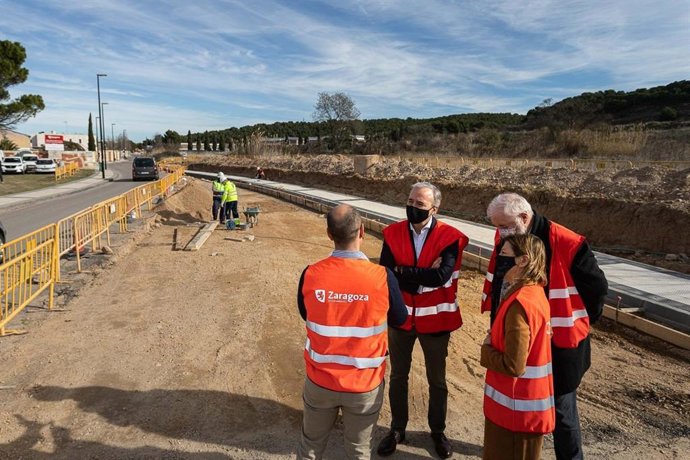 El alcalde de Zaragoza, Jorge Azcón, en las obras del Camino de la Fuente de  la Junquera