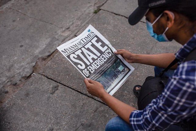Un hombre lee un periódico tras el golpe militar en Rangún (Birmania)