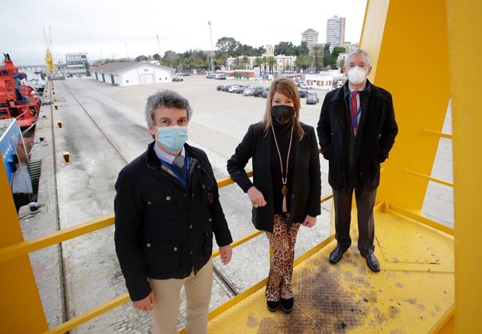 La presidenta del Puerto de Huelva, Pilar Miranda, en el Muelle de Levante.