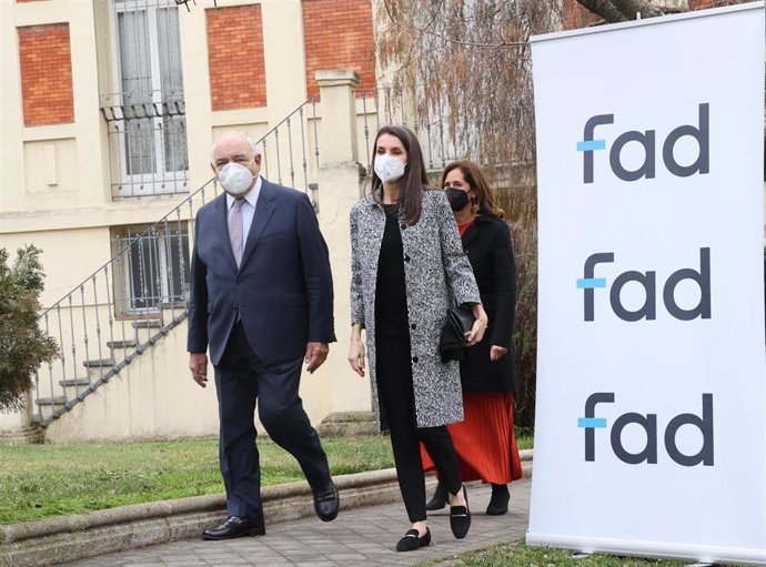 Su Majestad la Reina acompañada por el presidente y la directora general de Fad Ignacio Bayón y Beatriz Martín Padura en la reunión del Patronato.