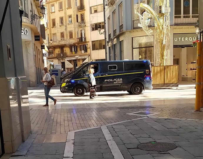 Imagen de un furgón de la Policía Local de Málaga por calle Larios
