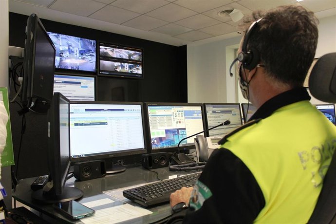 La Sala de Comunicaciones de Policía Local de Fuengirola recibe los avisos y coordina las intervenciones de auxilio humanitario