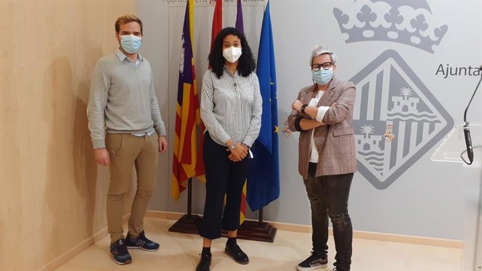 La regidora de Justicia Social, Feminismo y Lgtbi del Ayuntamiento de Palma, Sonia Vivas, junto a la artista Danaciobaxy Bautista (centro).