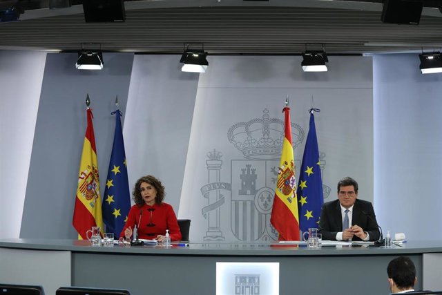 La portavoz del Gobierno y ministra de Hacienda, María Jesús Montero, y el ministro de Inclusión, Seguridad Social y Migraciones, José Luis Escrivá intervienen durante la rueda de prensa posterior al Consejo de Ministros.