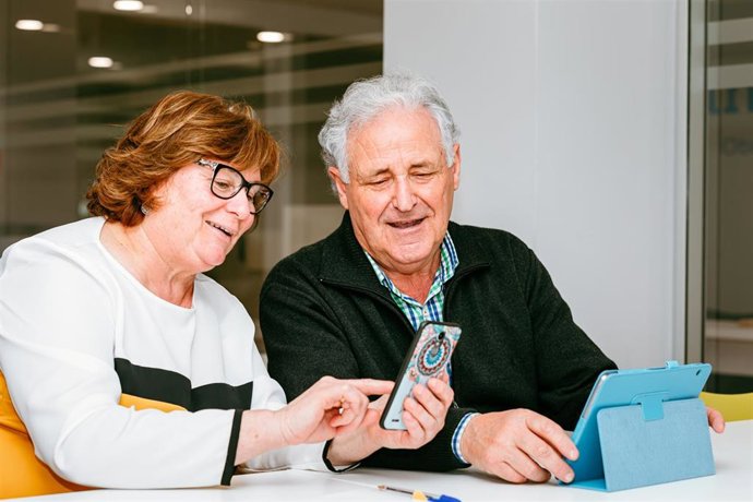 Una pareja utiliza herramientas tecnológicas.