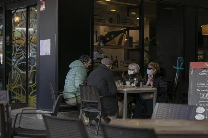 Cuatro personas en la terraza de un bar