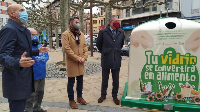 El alcalde de León, José Antonio Diez, junto al Gerente de Ecovidrio Castilla y León, José Carlos Agustina, el presidente del Banco de Alimentos de León, Jesús Clox, y el concejal de Desarrollo Urbano, Luis Miguel García Copete.