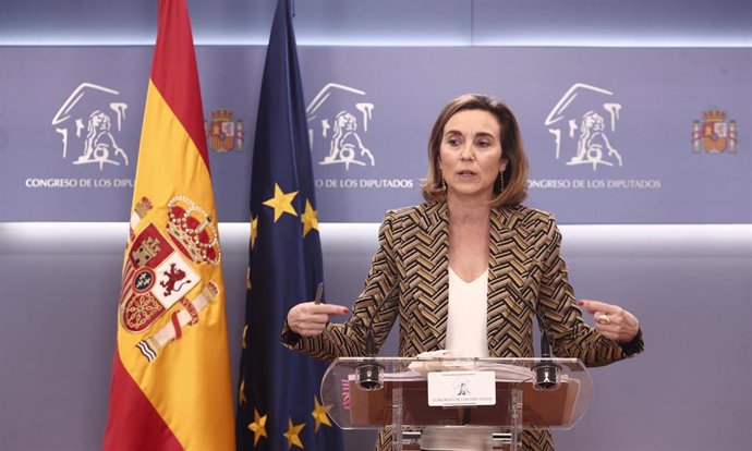 La portavoz del Grupo Popular en el Congreso, Cuca Gamarra, responde a los medios en una rueda de prensa de la Junta de Portavoces convocada en el Congreso de los Diputados, en Madrid, (España), a 2 de febrero de 2021.