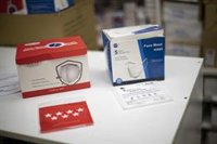 La Comunidad pondrá el jueves a disposición de los mayores de 65 años una mascarilla gratuita en las farmacias