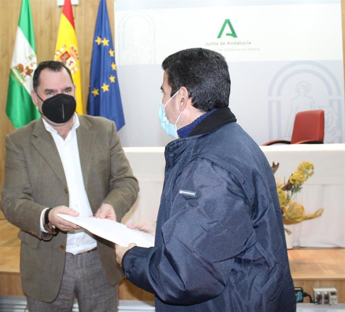 La Junta entrega las primeras escrituras de compraventa de las viviendas del programa 'Casa por casa'.