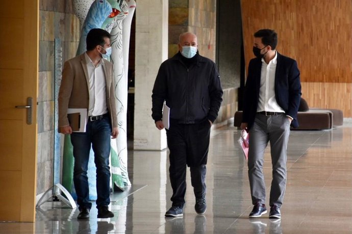 Tudanca se girige a la rueda de prensa acompañado del portavoz de la plataforma de la sanidad de Valladolid