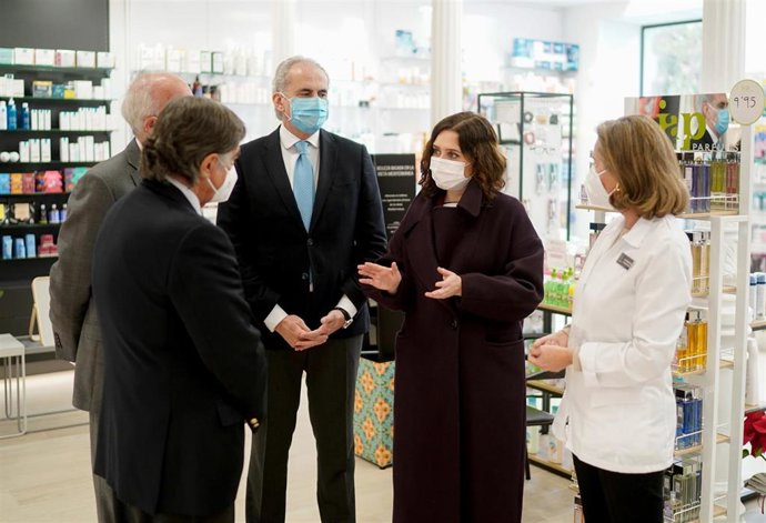 Isabel Díaz Ayuso y Enrique Ruiz Escudero en una de las farmacias que comenzarán a realizar test de antígenos