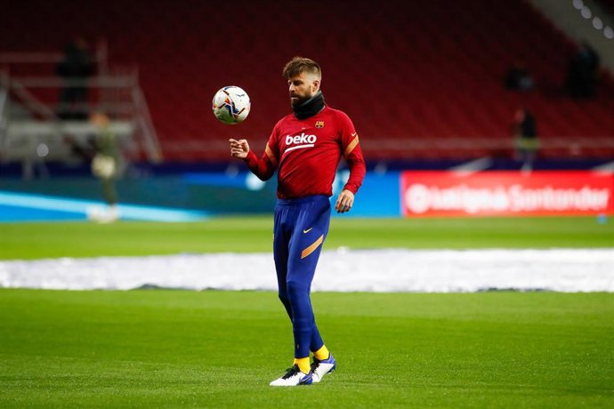 Gerard Pique of FC Barcelona warms up during the spanish league, La Liga Santander, football match played between Atletico de Madrid and FC Barcelona at Wanda Metropolitano stadium on November 21, 2020, in Madrid, Spain.